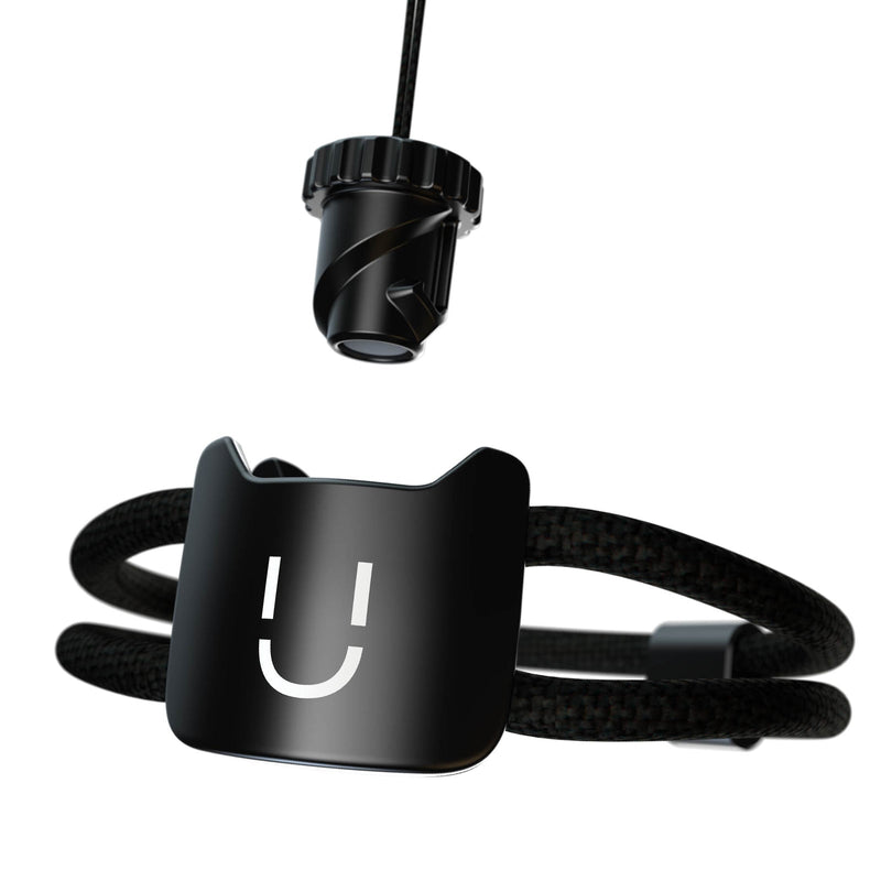 Téléphone à vélo fixé au guidon sur une route urbaine, avec un bracelet LOCKÜP au poignet du cycliste