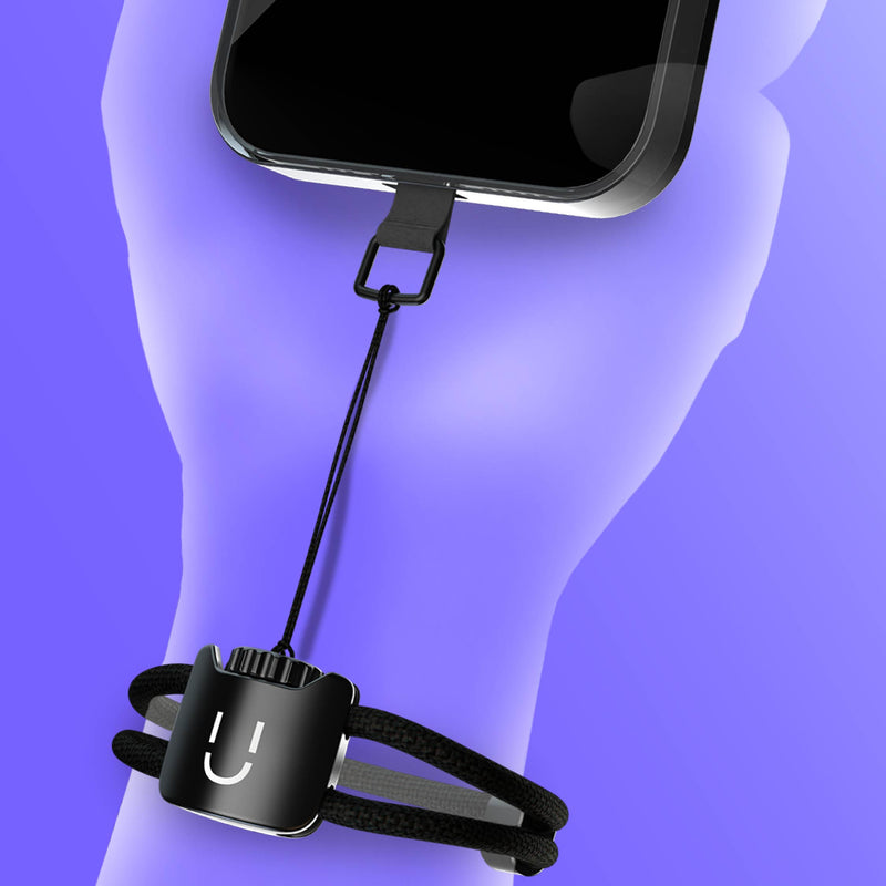 Écran de téléphone affichant la carte de localisation d'un téléphone volé, avec un bracelet LOCKÜP au poignet