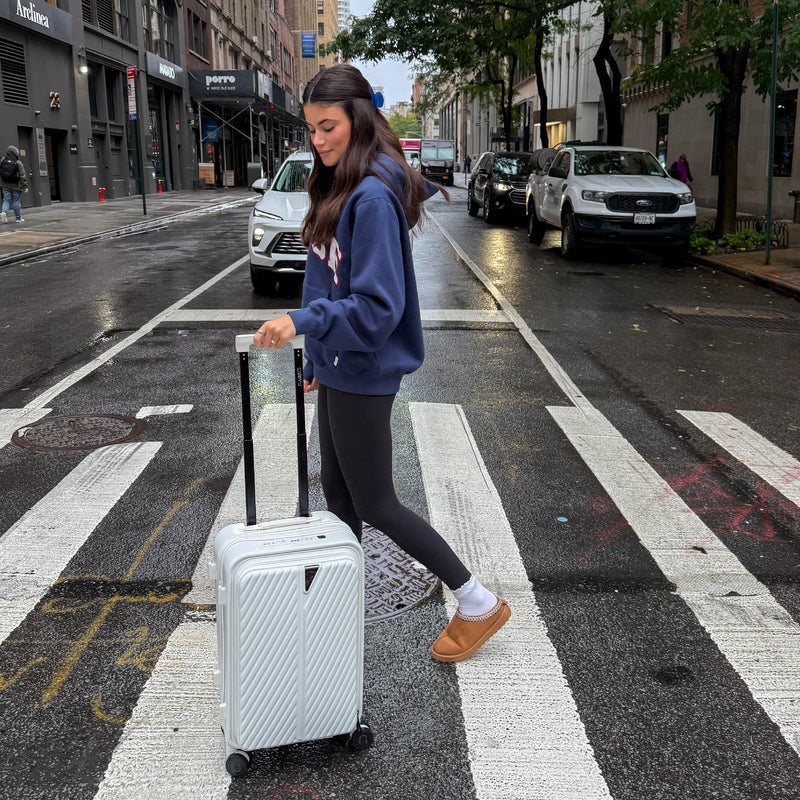 Voyageuse gardant son téléphone attaché avec le bracelet LOCKÜP — éviter le vol de téléphone à Paris