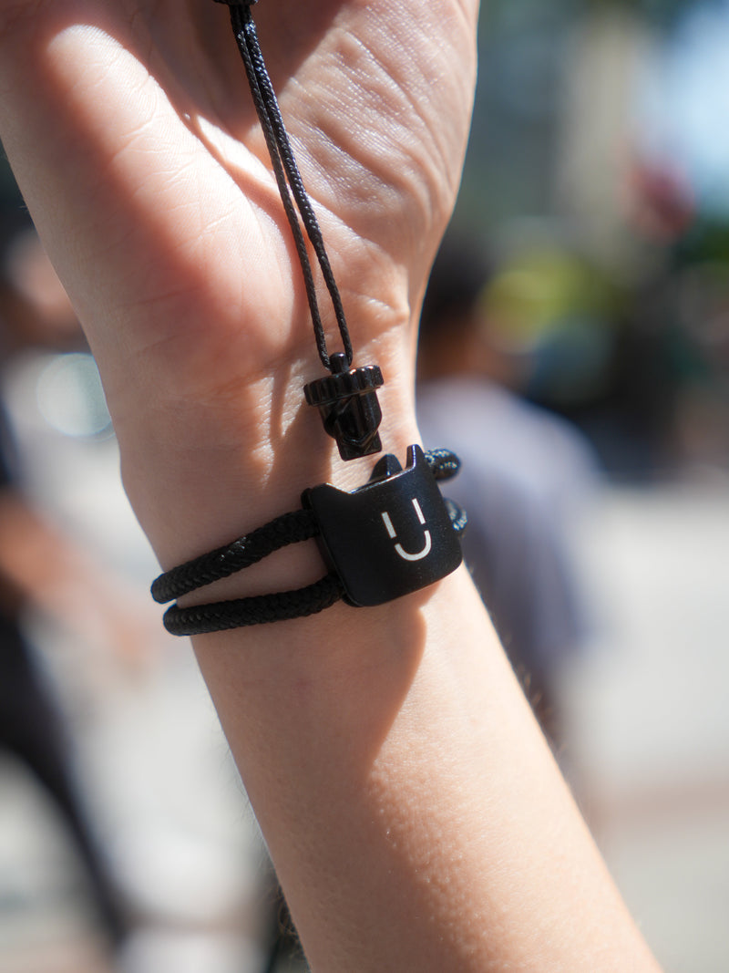 Se faire voler son téléphone : bracelet LOCKÜP attaché au poignet en ville