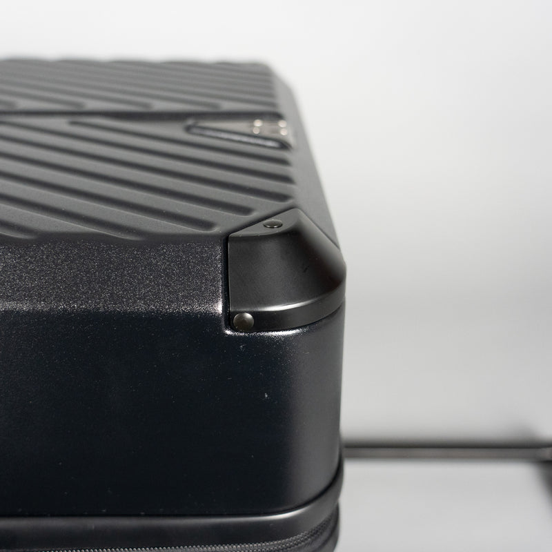 Valise TRÜNK coins aluminium renforcés gros plan